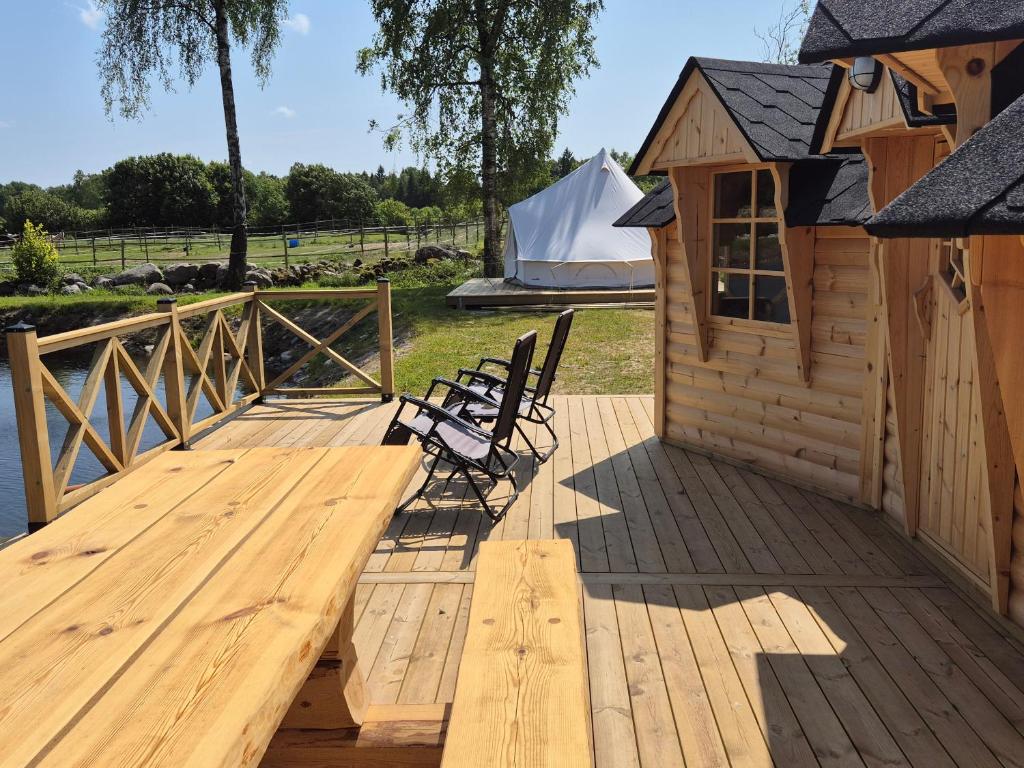 Výhled na řeku, která protéká v blízkosti luxury tent
