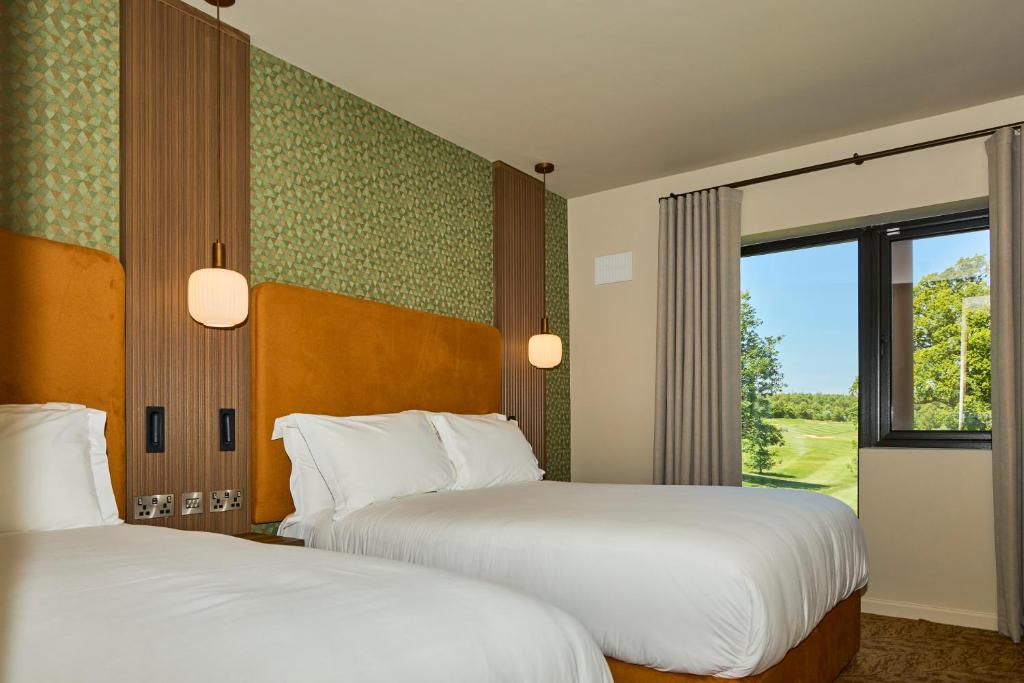 Postel nebo postele na pokoji v ubytování Hazel Tree Lodge Bunclody