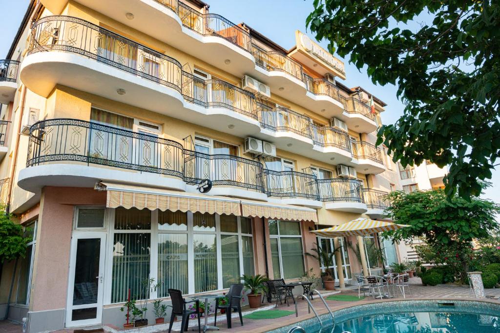 Bazén v ubytování Family Hotel Mimosa nebo v jeho okolí