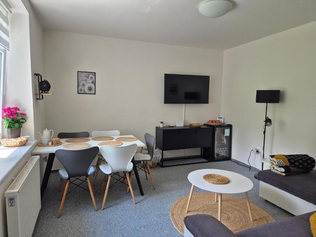 Telewizja i/lub zestaw kina domowego w obiekcie Apartmány Na sjezdovce