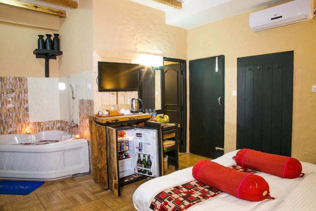 Una cama o camas en una habitación de Hotel Tourist Residency