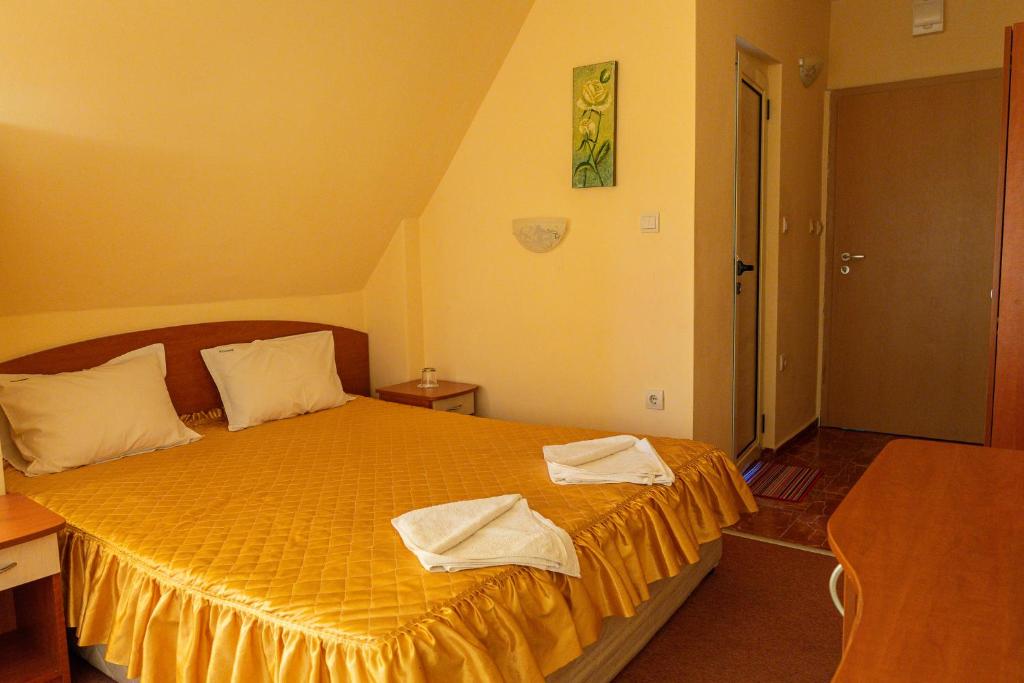 Postel nebo postele na pokoji v ubytování Family Hotel Mimosa