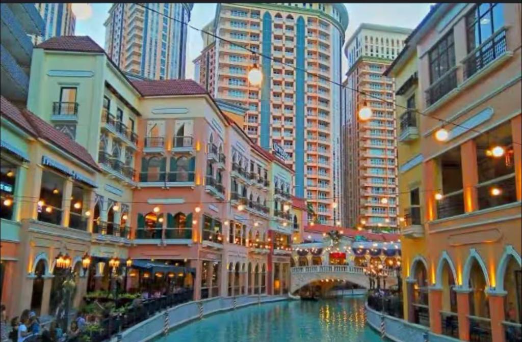 ein Blick auf eine Stadt mit Gebäuden und einem Kanal in der Unterkunft Cozy Home at Venice Luxury BGC in Manila
