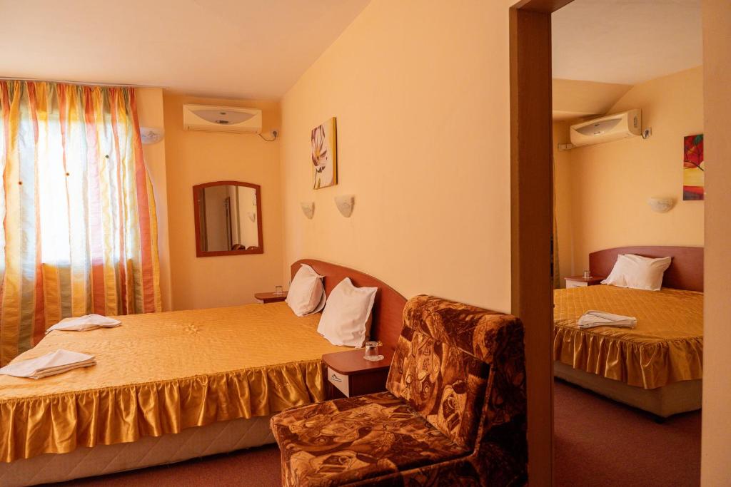Postel nebo postele na pokoji v ubytování Family Hotel Mimosa