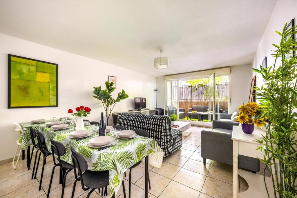 ein Esszimmer mit Tisch und Stühlen in der Unterkunft BnGo I Immense Terrasses I 3 chambres, garage, 9 pers in Villeurbanne