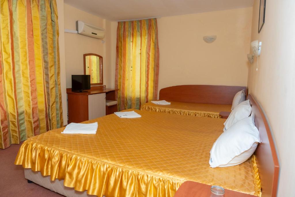 Postel nebo postele na pokoji v ubytování Family Hotel Mimosa