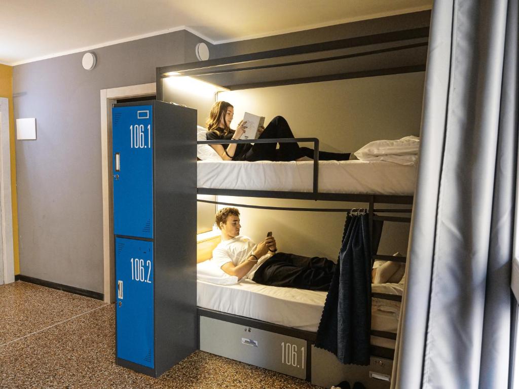 Ένα ή περισσότερα κρεβάτια σε δωμάτιο στο Marathon Hostel