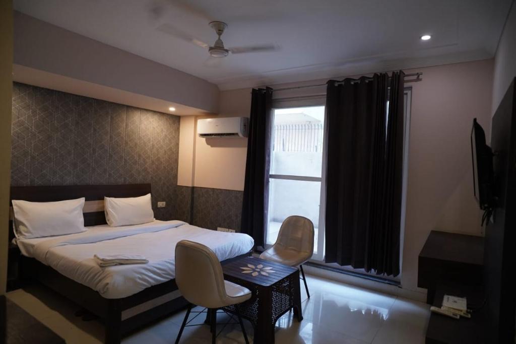 Postel nebo postele na pokoji v ubytování Akshay corporate hotel
