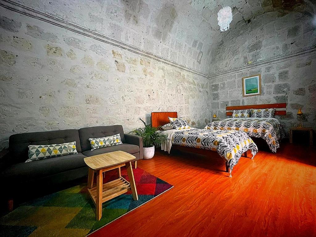 Una habitación con cama, sofá y cama y una habitación con en Bubamara San Lazaro, en Arequipa