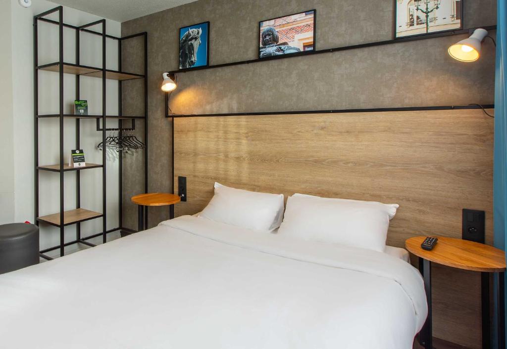 Postel nebo postele na pokoji v ubytování B&B HOTEL Orléans Nord Saran