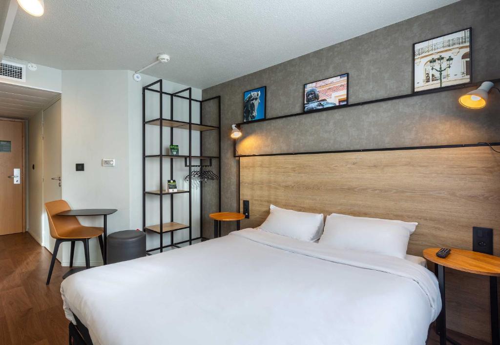 Postel nebo postele na pokoji v ubytování B&B HOTEL Orléans Nord Saran