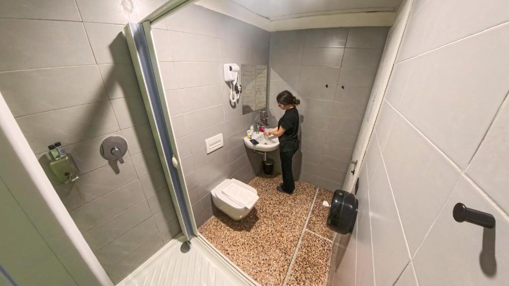 Ένα μπάνιο στο Marathon Hostel