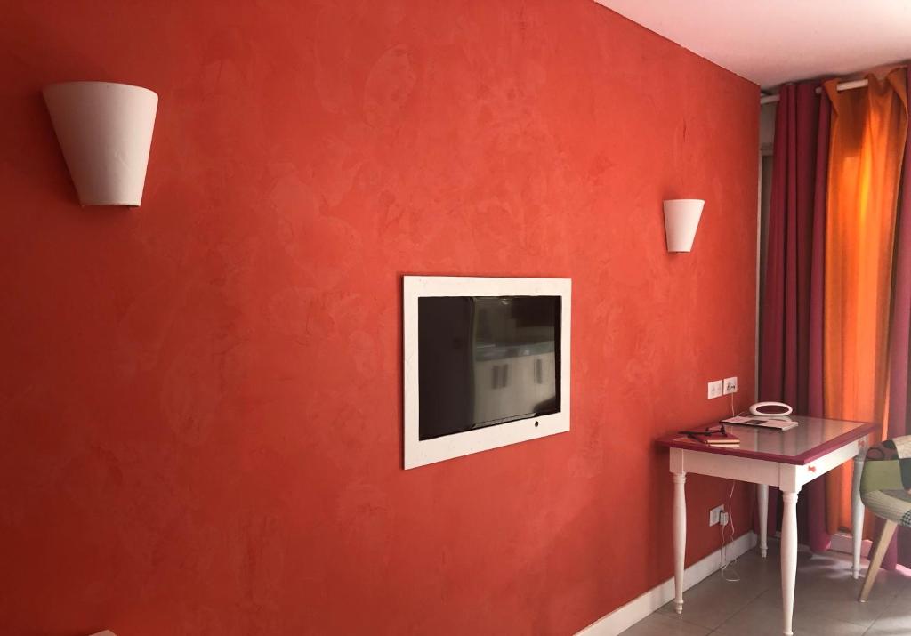 TV a/nebo společenská místnost v ubytování Studios Becassine et Tangara Domaine de Belfond St Anne