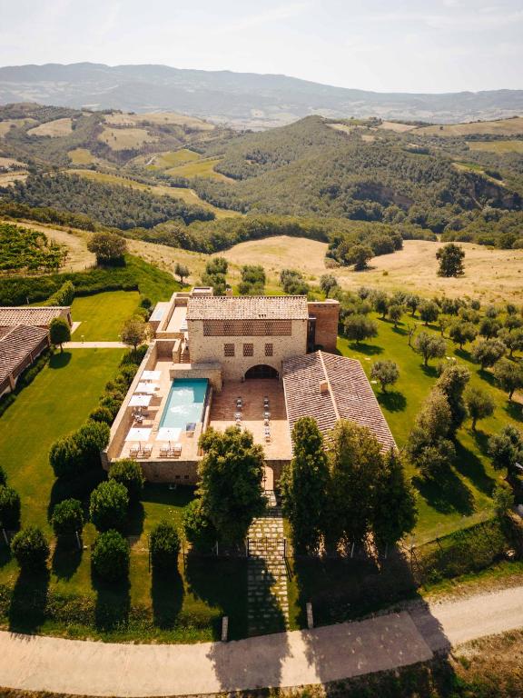 Luftaufnahme eines Hauses mit Swimmingpool in der Unterkunft Pecora Vecchia - ColleMassari Hospitality in Cinigiano