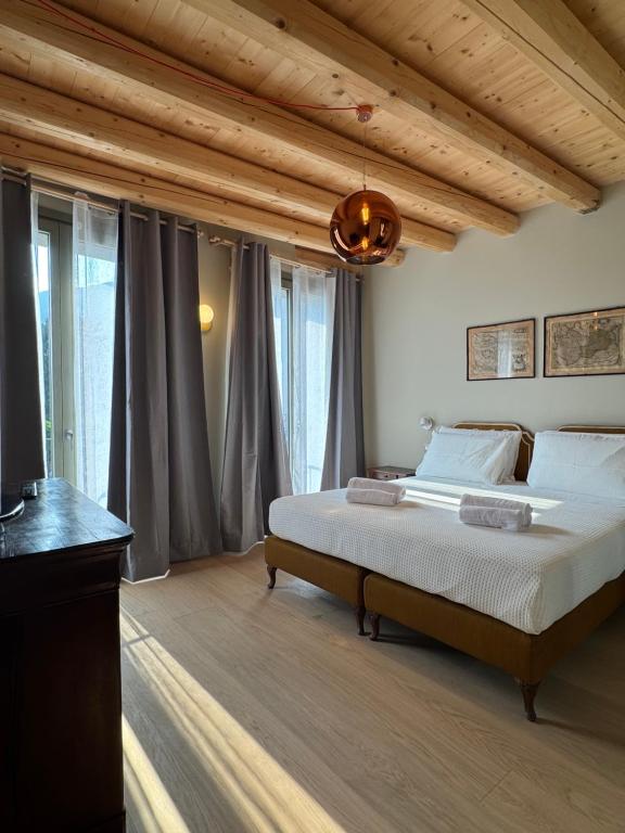 a bedroom with a bed with a wooden ceiling at La Maison du Lac Iseo 2 in Predore