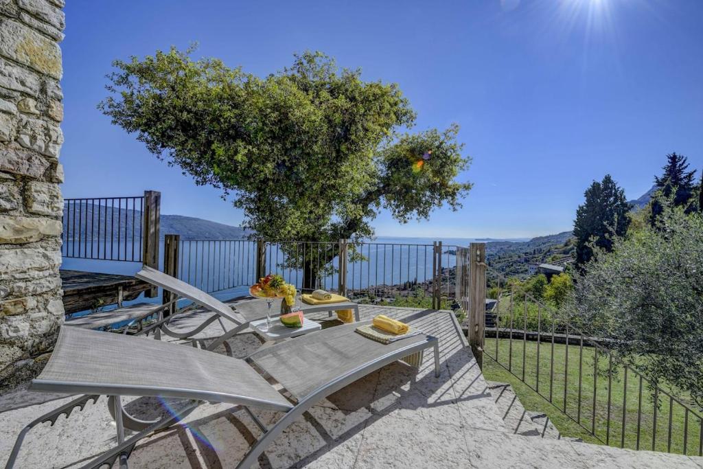 ガルニャーノにあるLemon Garden Retreat -Villa Aquaのパティオ(テーブル、椅子、フェンス付)