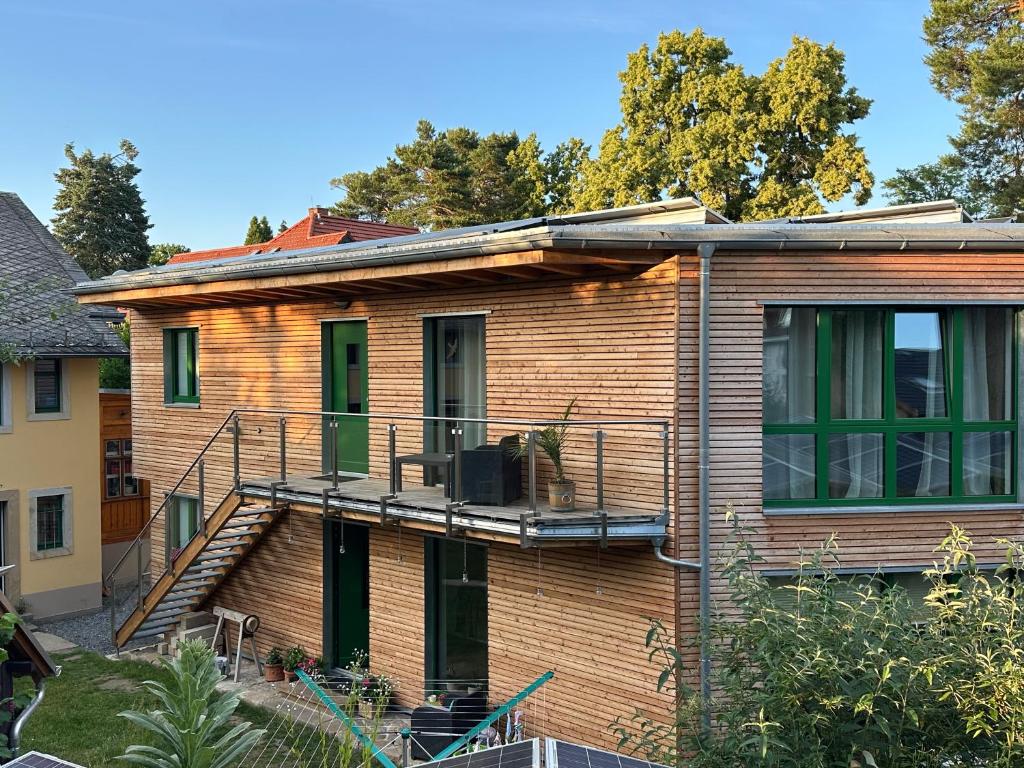 Casa de madera con terraza y balcón en Gartenhaus Luise, en Dresden