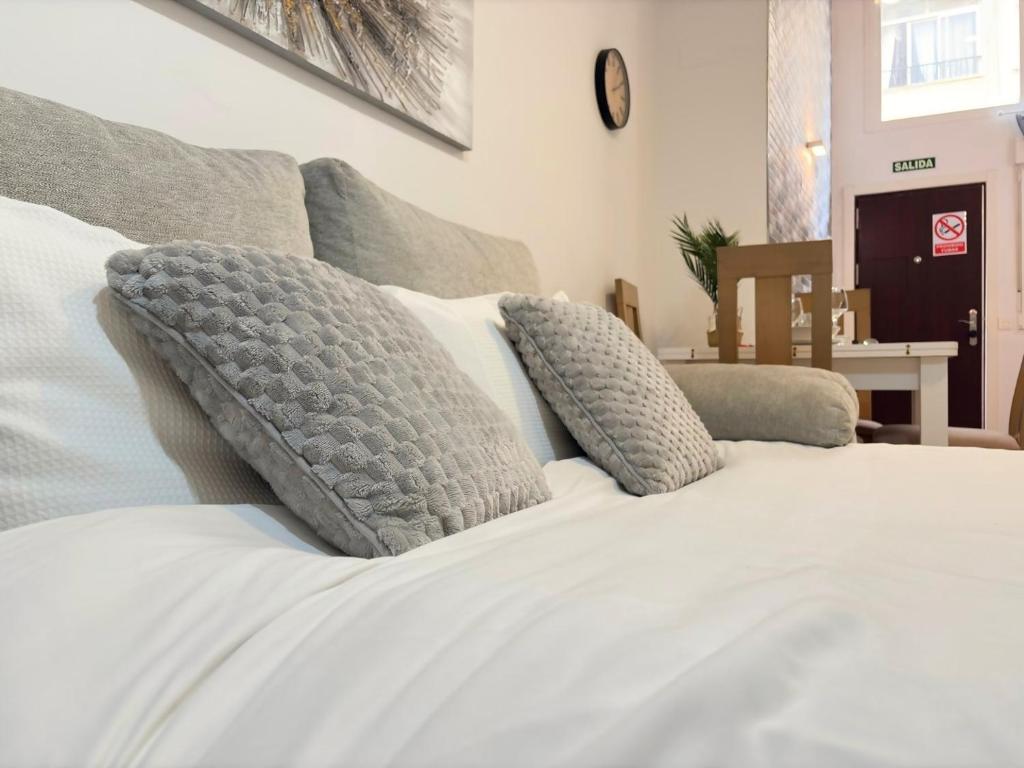 Posteľ alebo postele v izbe v ubytovaní Duplex Huelin II & Beach
