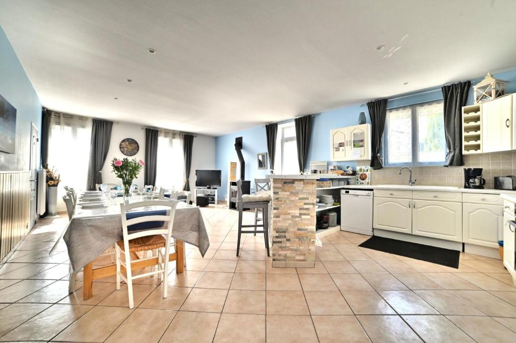 une cuisine et une salle à manger avec une table et des chaises dans l'établissement Villa L'embellie, à La Tremblade