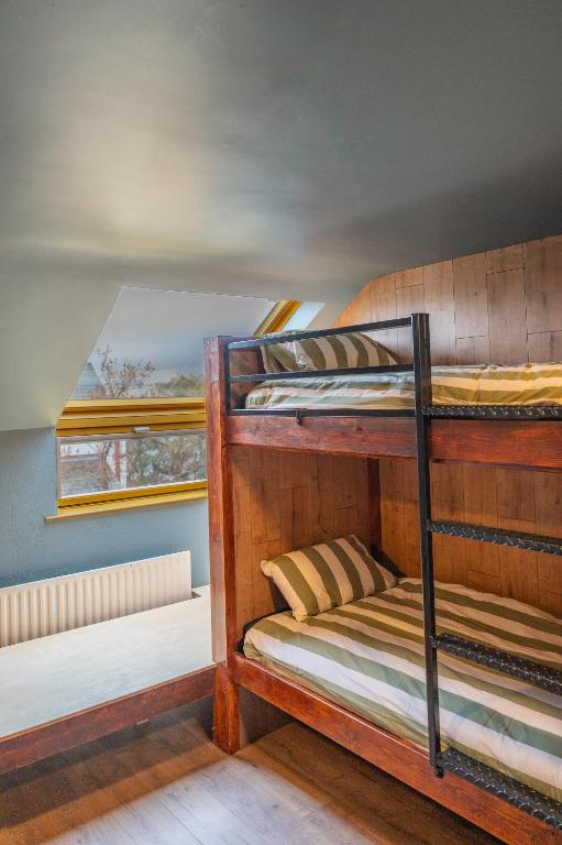 Rúm í herbergi á Otter Hostel Connemara