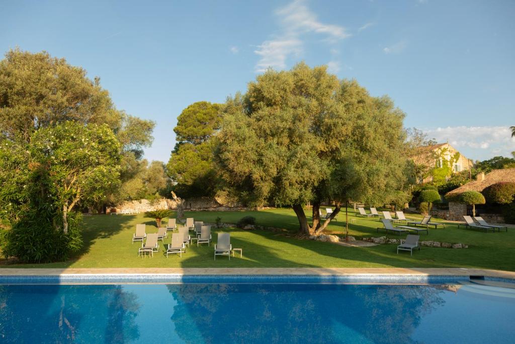 The swimming pool at or close to Reserva Rotana Golf Resort