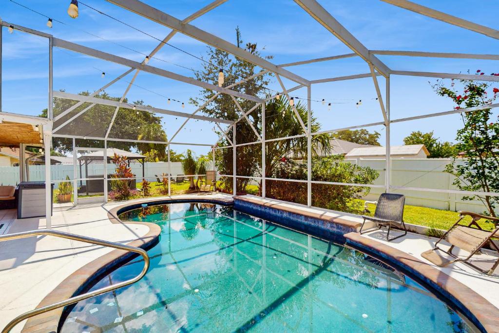 una piscina cubierta con pérgola en The Boho Bungalow, en Orlando