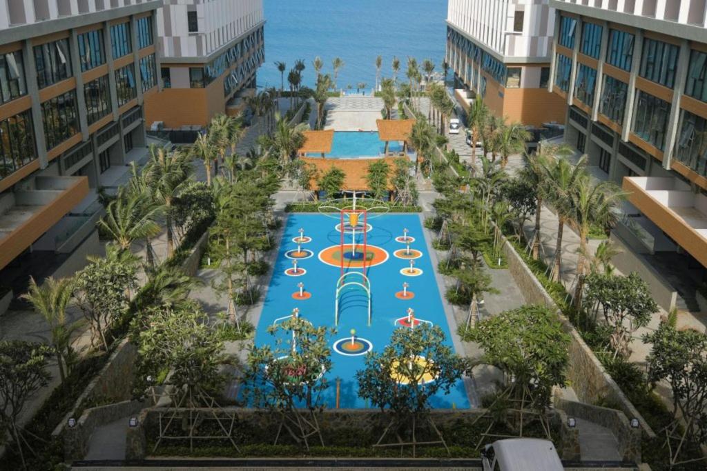 eine Luftaufnahme des Pools im Resort in der Unterkunft Apec Beach Mui Ne Resort in Mui Ne