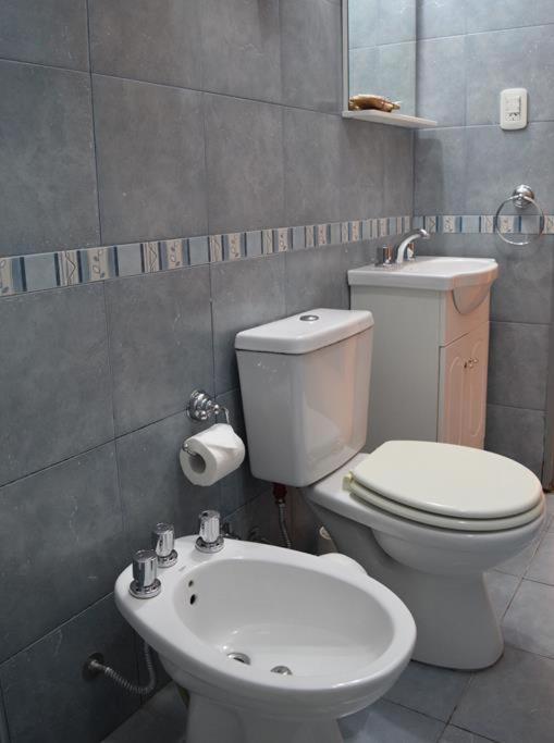 a bathroom with a toilet and a sink at Departamento céntrico Narapotí in Concepción del Uruguay