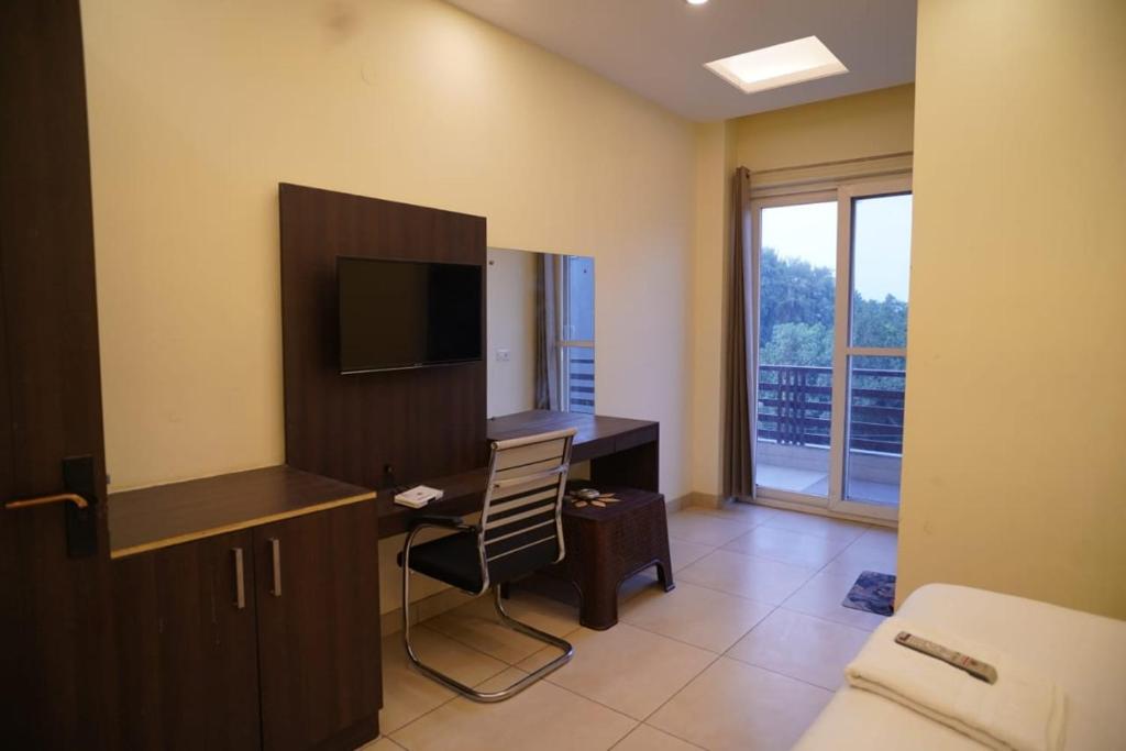 TV a/nebo společenská místnost v ubytování Akshay corporate hotel