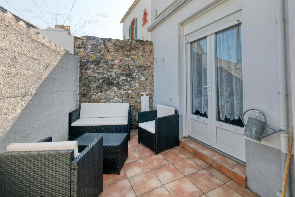 d'un balcon avec deux chaises et une fenêtre. dans l'établissement Maison De Famille Paisible, au Pouliguen