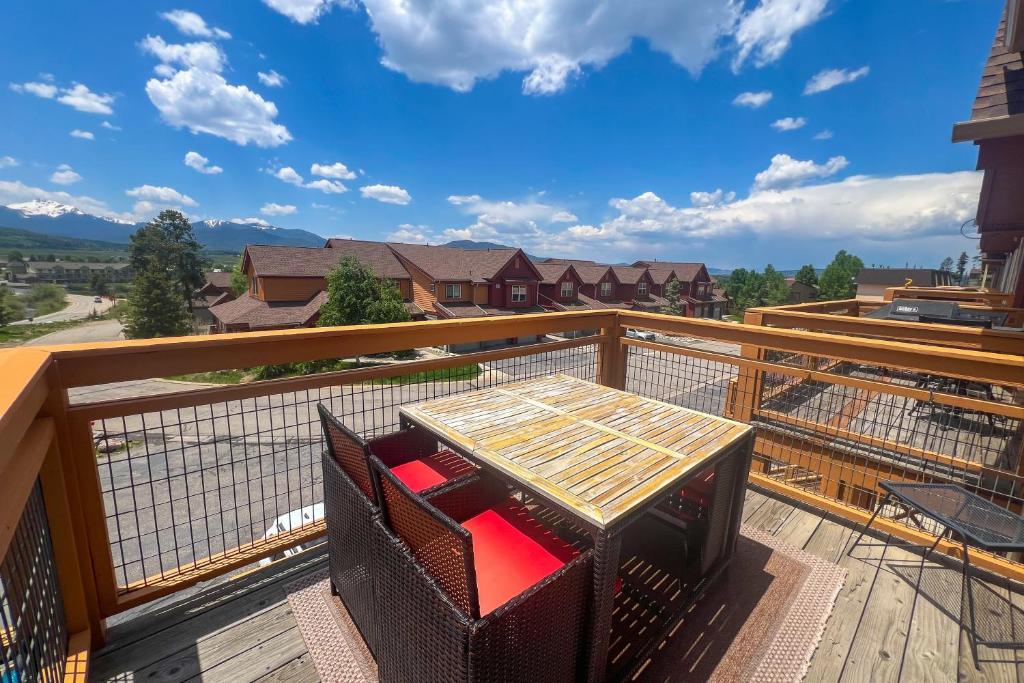 a deck with a table and chairs on a balcony at View House in Fraser