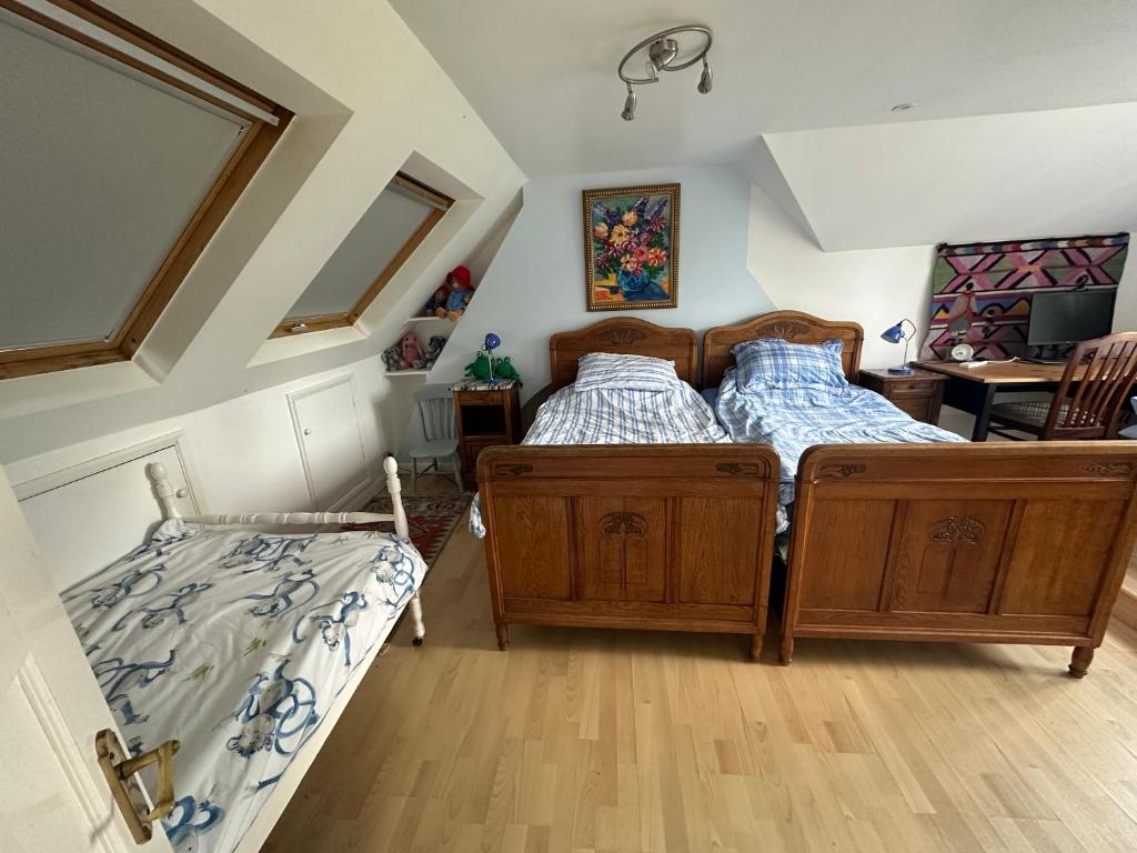 twee eenpersoonsbedden in een kamer met bij Chalgrove Way in Caversham