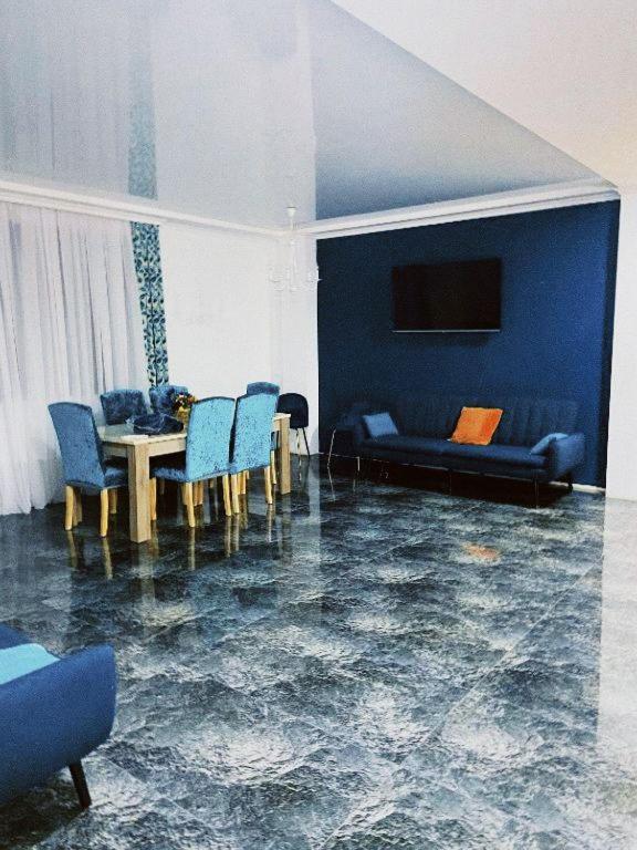 TV a/nebo společenská místnost v ubytování Aquamarinn