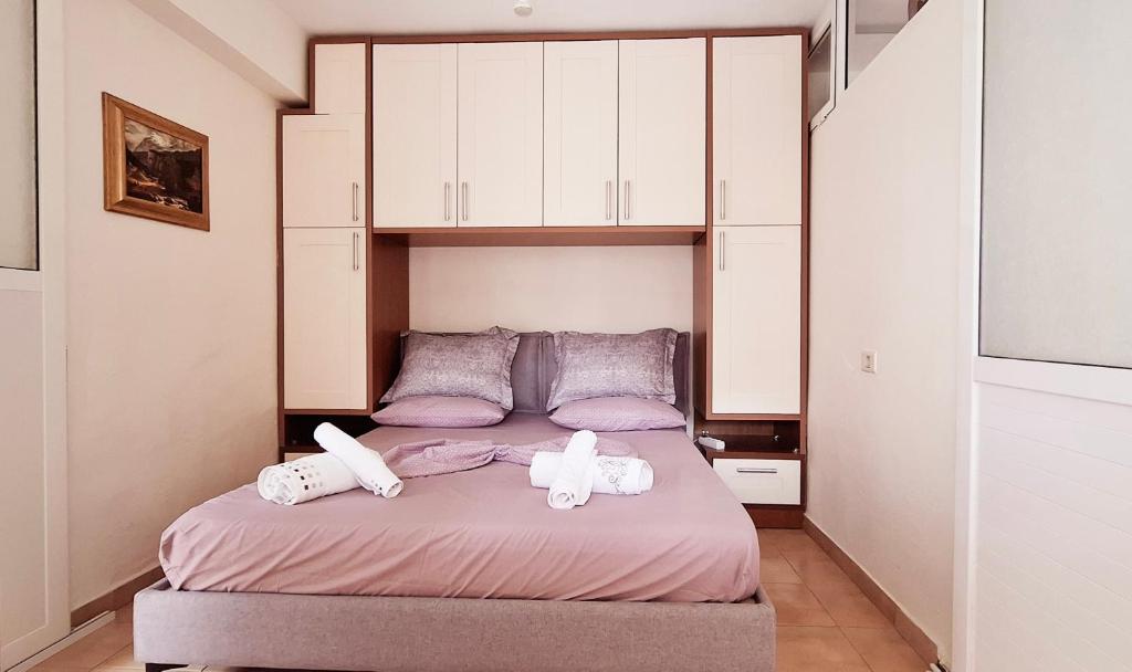 En eller flere senge i et værelse på Vangelos apartment