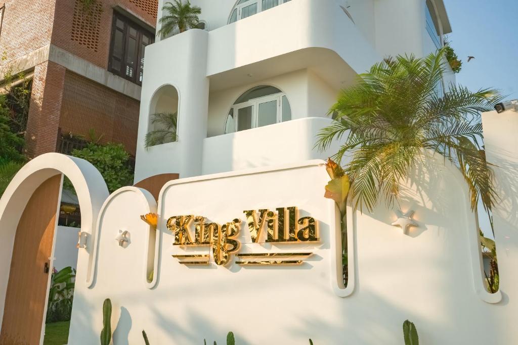 Un edificio blanco con un cartel que dice Miami. en King Villa Hội an, en Thanh Ðông (1)