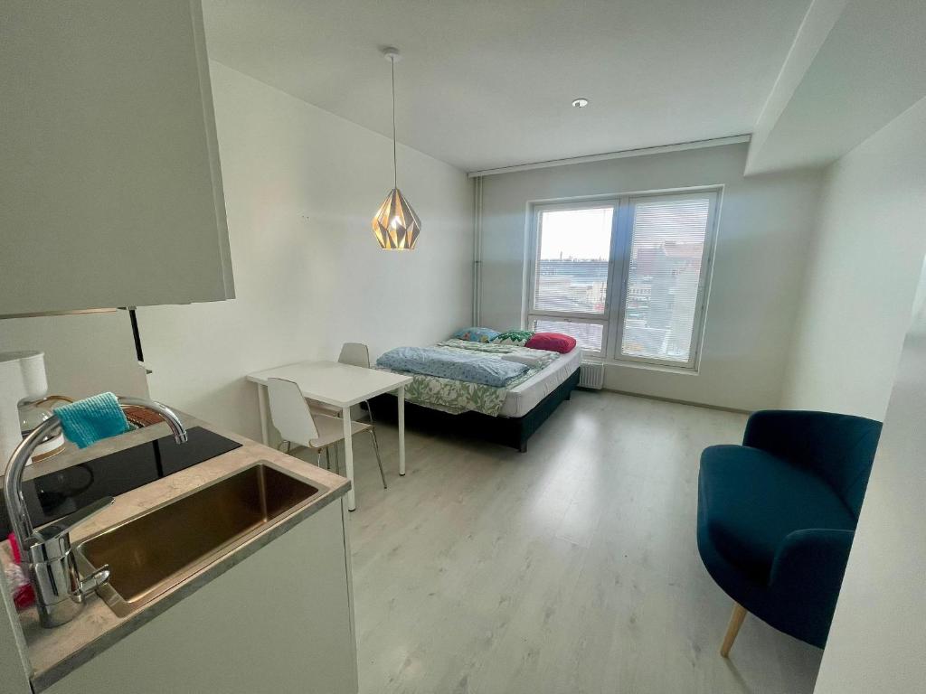 salon z łóżkiem i stołem w obiekcie RD Apartments Oy - Areenan Sydän w mieście Tampere