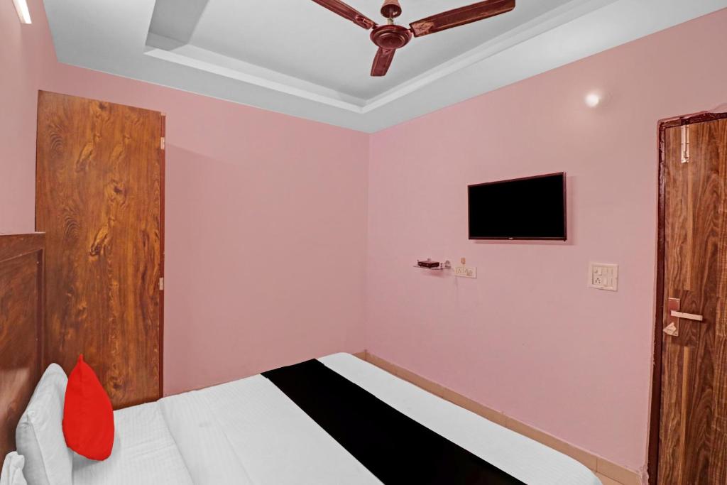 TV a/nebo společenská místnost v ubytování Hotel O Cherry Inn
