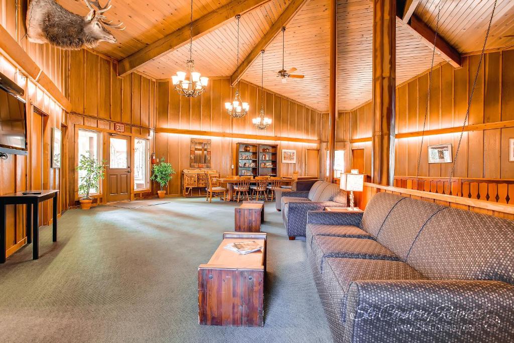 un ampio soggiorno con divani e un tavolo di Park Meadows 3B by Ski Country Resorts a Breckenridge
