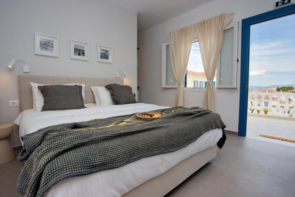 Ένα ή περισσότερα κρεβάτια σε δωμάτιο στο Arourahomes Spetses Town Suites