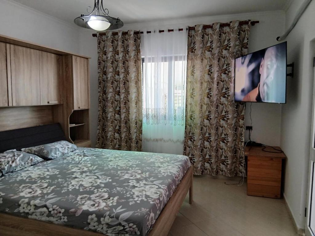 Ένα ή περισσότερα κρεβάτια σε δωμάτιο στο Apartment Tirana