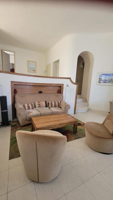 Posedenie v ubytovaní Apt spacieux avec jardin et parking