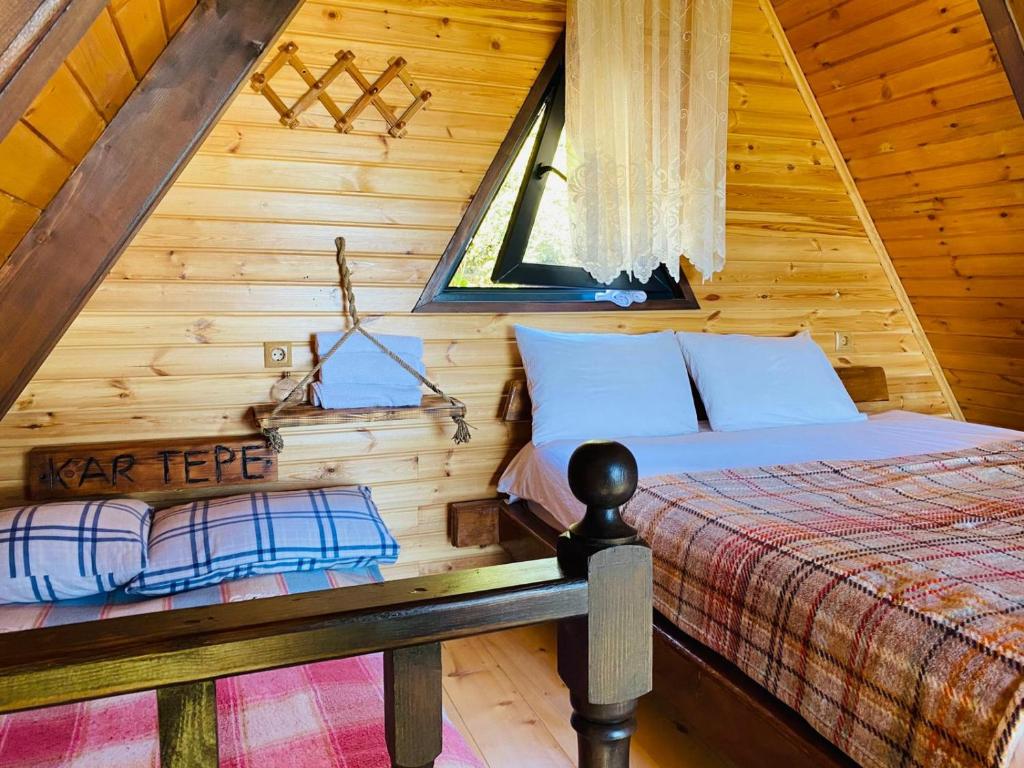 Postel nebo postele na pokoji v ubytování Of Kartepe Bungalov - Taş Ev & İkiz Villalar
