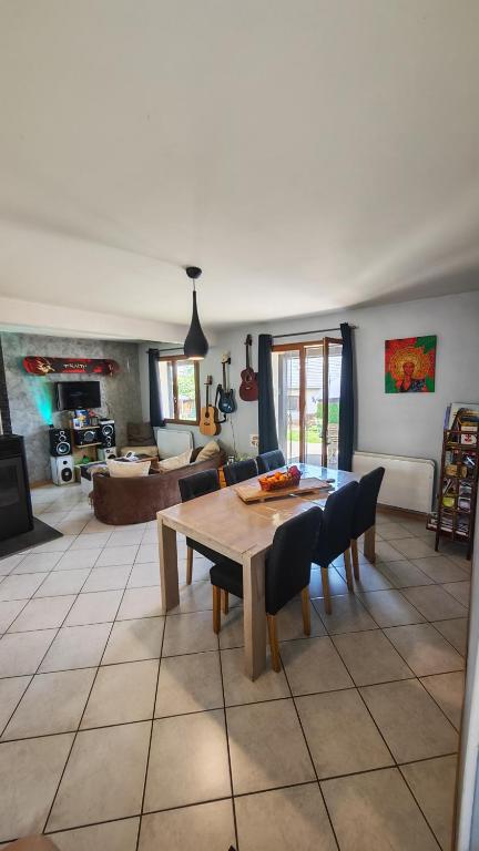 un salon avec une table et des chaises dans l'établissement Maison de vacances Valuejols, à Valuéjols