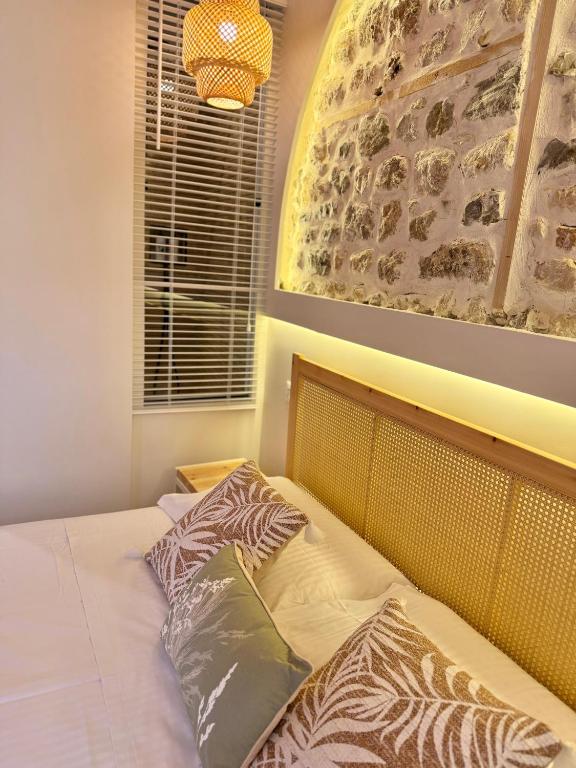 Postel nebo postele na pokoji v ubytování Old Town Suites Muradie