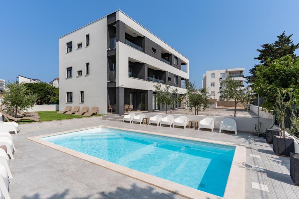 Bassein majutusasutuses Villa SHARK 2 with a pool või selle lähedal