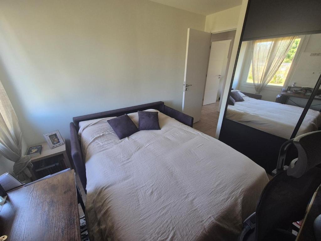 En eller flere senge i et værelse på Cozy house between city and sea