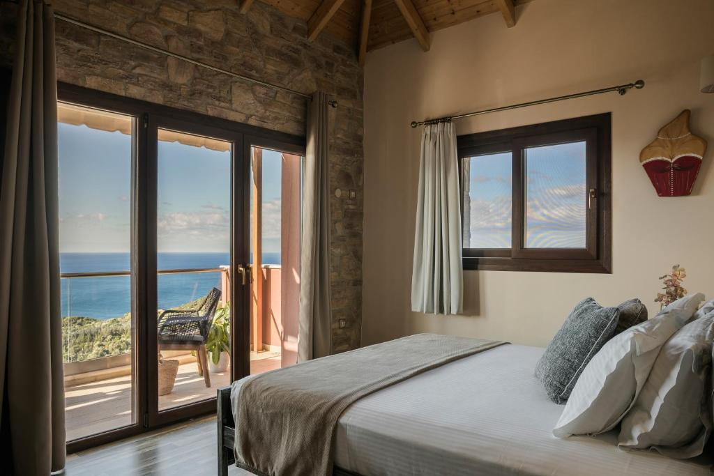 Postel nebo postele na pokoji v ubytování Entheos Private Villa Fiskardo Kefalonia Greece