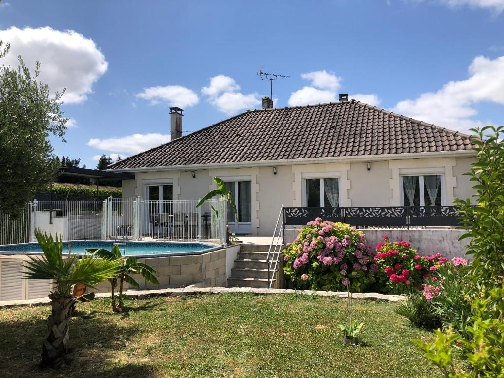une maison avec une piscine dans une cour dans l'établissement Maison proche d'Angoulême 8 couchages avec piscine, à Fléac