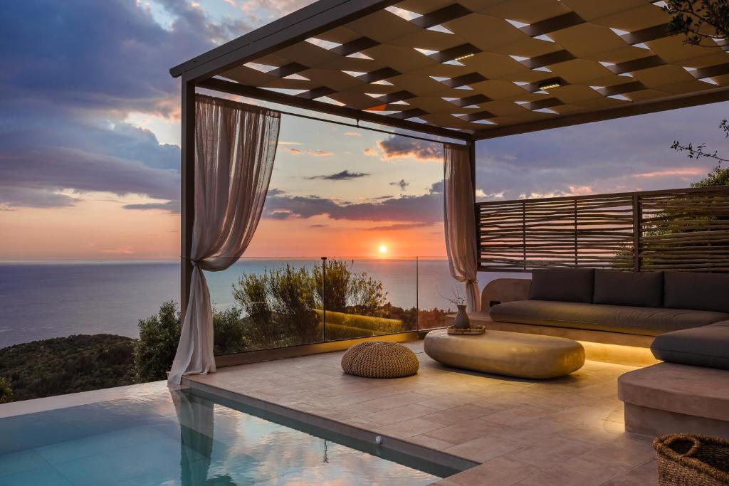 Bazén v ubytování Entheos Private Villa Fiskardo Kefalonia Greece nebo v jeho okolí