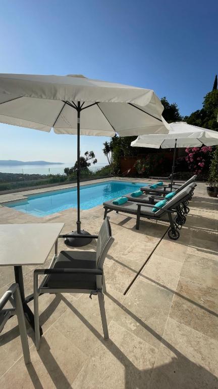 Bazén v ubytování Villa Cacharelle Vue Mer Piscine nebo v jeho okolí